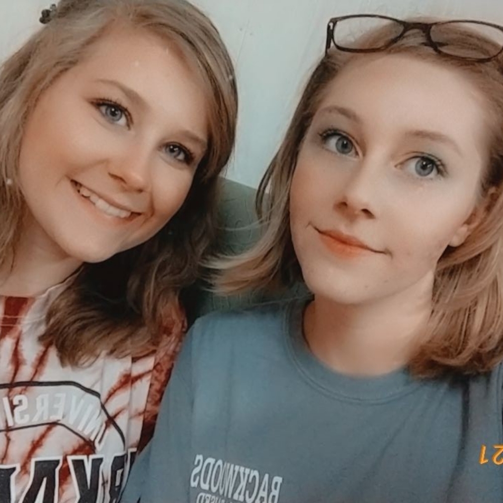 Meet your Poshers, Tori & Natlie